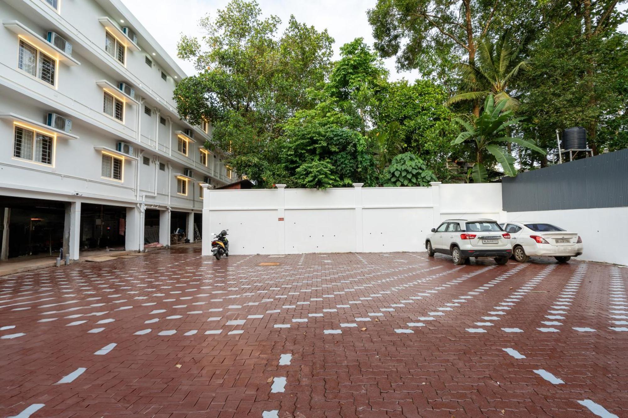 Cochin Airport Hotel Коччи Экстерьер фото